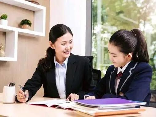 住家保姆带孩子做饭搞卫生好吗?